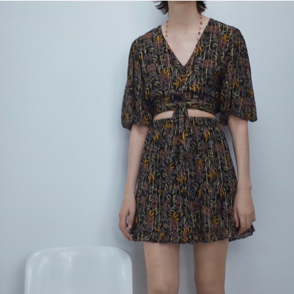 ZARA Floral Mini Skirt in Small. In excellent condition